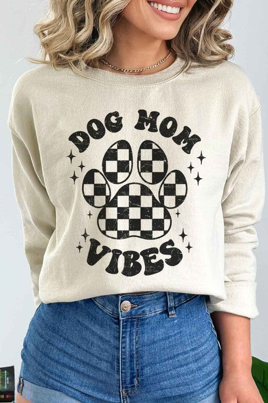 DOG MOM VIBES GRAPHIC SWEATSHIRT